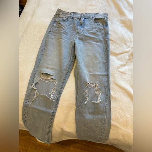 American Eagle Distressed Mom Jean - Picture 1 of 4